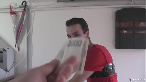 Anh ấy muốn đến tiệm Tan để tắm nắng nhưng anh ấy để ý thấy một cô gái nóng bỏng trên đường đi và tán tỉnh anh ấy - BigStr