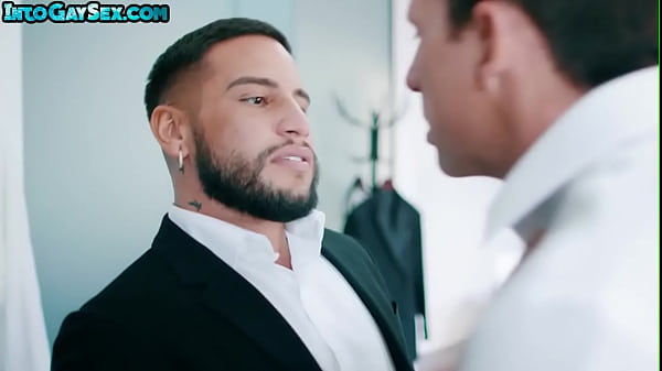 Tätowierter, muskulöser Hengst genießt Bareback-Doppelsession