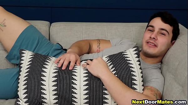 Deportistas musculosos trío sexo gay después del entrenamiento