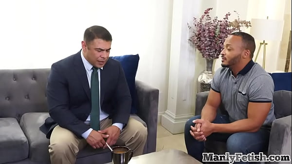 Un fusto IR cavalca a pelo il cazzo del suo collega ipnotizzato