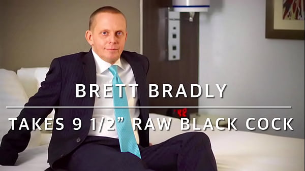 我显然很喜欢大黑鸡巴。我喜欢巨大的生鸡巴繁殖我开放的射精孔。我来这里是为了满足。这个双性恋种马刚出狱，但他仍然像对待他的监狱婊子一样对待我。