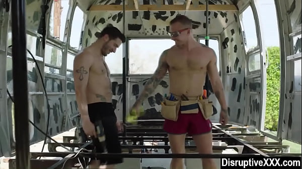 Mecánicos de automóviles gays follan al aire libre después del trabajo