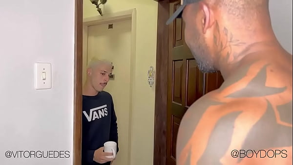 El hijo pequeño de la vecina vino a buscar el azúcar y le quitó la leche al negro superdotado