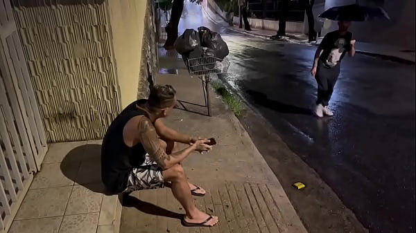 Un carioca comiéndole el culo goloso a un minero en un día lluvioso