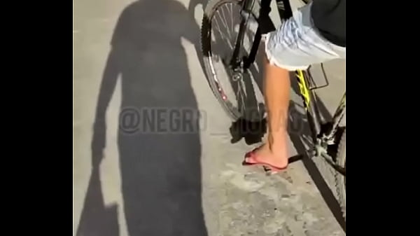 Se me acercó este joven que estaba muy cachondo para recibir una mamada del oso.