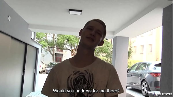 Anh ấy kết bạn với anh ấy trong khi anh ấy cố gắng sửa chiếc xe tay ga của mình cho đến khi họ quyết định thà làm tình còn hơn là nói chuyện - BigStr