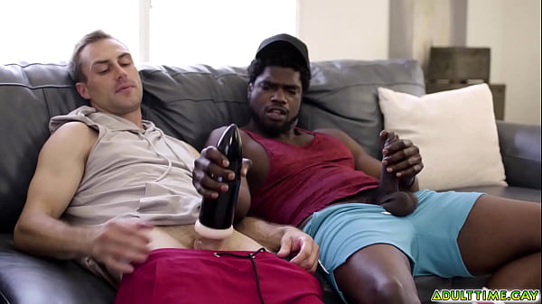 Dos amigos heterosexuales, Devin Trez y Damien White, se turnan para usar la linterna hasta que ambos se excitan tanto.