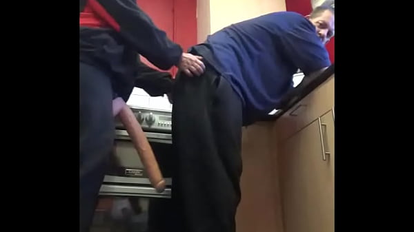 un maschio gay bisessuale ti lascerebbe avvicinare da dietro, abbassargli i pantaloni e scopargli il culo, non importa quale sia la dimensione del tuo cazzo