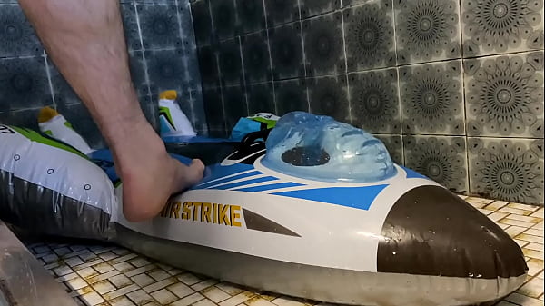 Fottuto aereo Intex Air Fighter pieno d'acqua