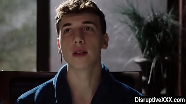 Jovencito caliente follado a pelo por un leñador