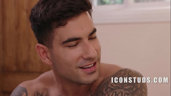 Il simpatico fratellastro mi sorprende a guardare un porno di famiglia