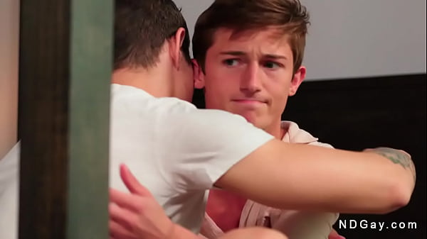 Grosse bite anal gay baise nouveau demi-frère