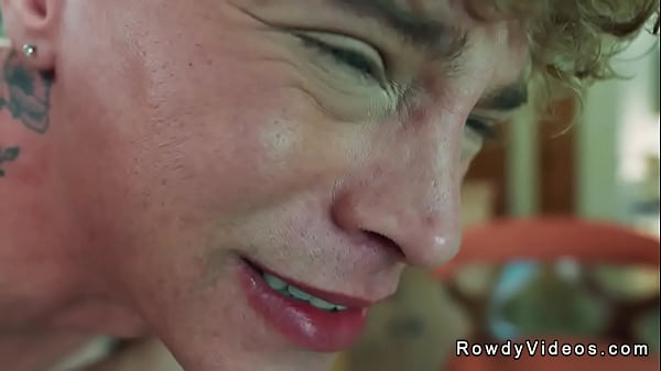 Vecchi e giovani fratellastri gay scopano anale