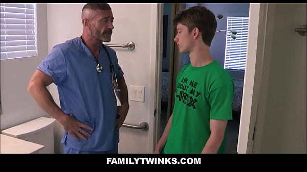 FamilyTwinks - Sesso in famiglia con il figliastro bollente con il patrigno dottore mentre impara l'anatomia - Keith Ryan, Felix Maze