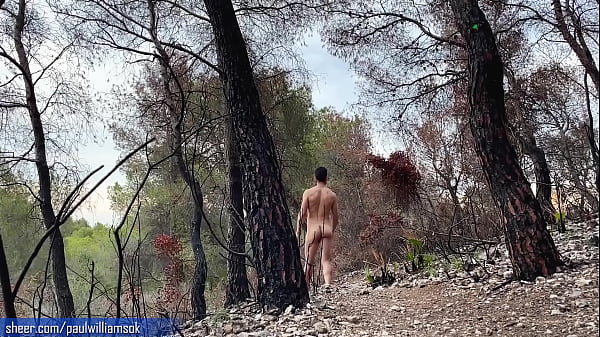 Escursione nuda rischiosa al tramonto! Quasi vieni catturato! Un uomo sexy dal culo perfetto