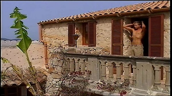 Marco Montana đứng cuối nhóm tình dục