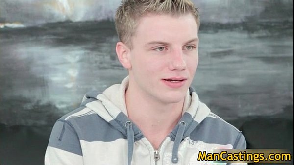 性感大块头乔什在同性恋男孩后被打屁股