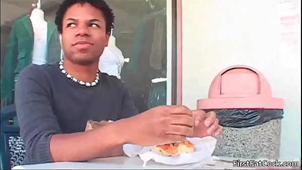 Buen chico negro consigue su primer gran sexo gay