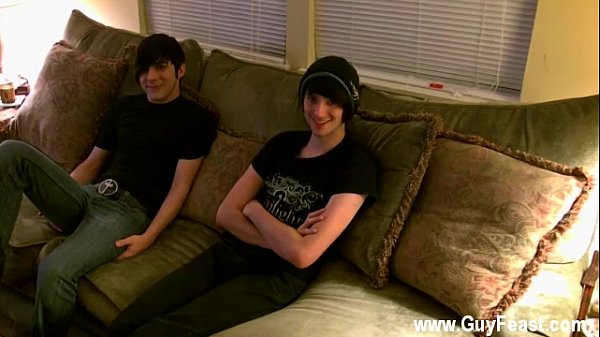 Uomini nudi È chiaramente piuttosto nervoso, quindi iniziano a fare molto