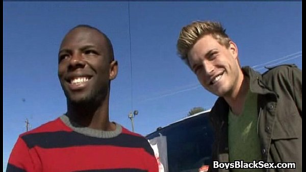 Uomo bianco scopa ragazzo nero BB 18