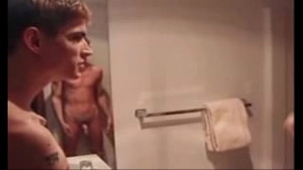 Ragazzi gay che si masturbano nella più grande orgia - www.arquivogls.com