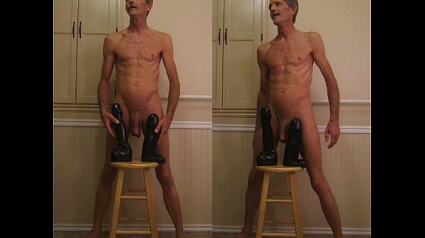 Doppelter Analsex mit riesigen schwarzen Penisdildos und Arschdehnungsfick