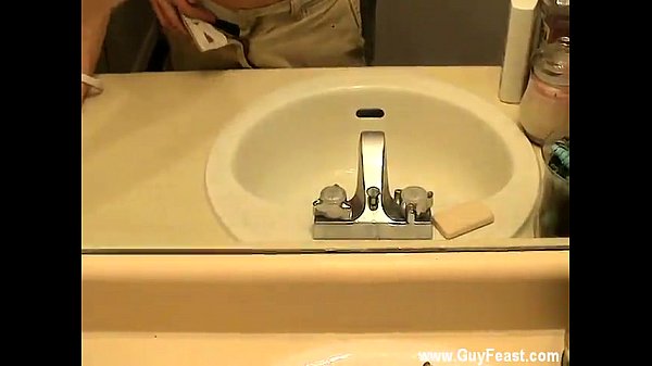 Der schwule William versucht, Make-up vom Badezimmerspiegel zu entfernen