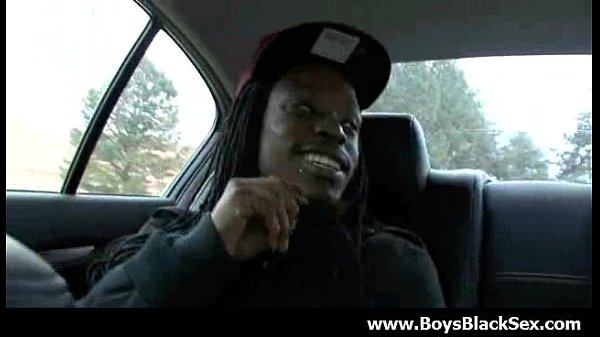 Des garçons gays noirs sexy baisent de jeunes mecs blancs hardcore 04