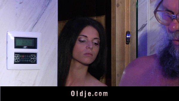 Rapporto di Oldman in bagno con un adolescente