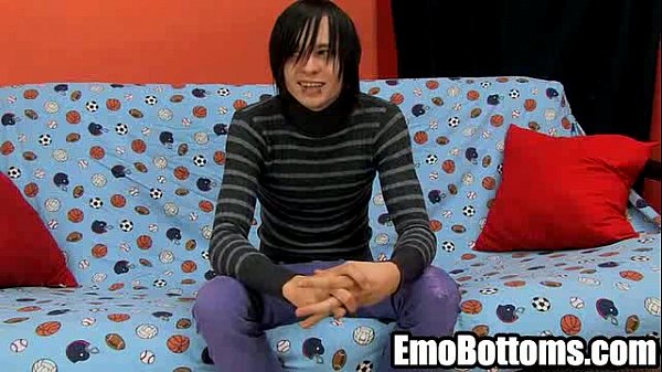 性感纹身朋克小伙子自慰他的鸡巴