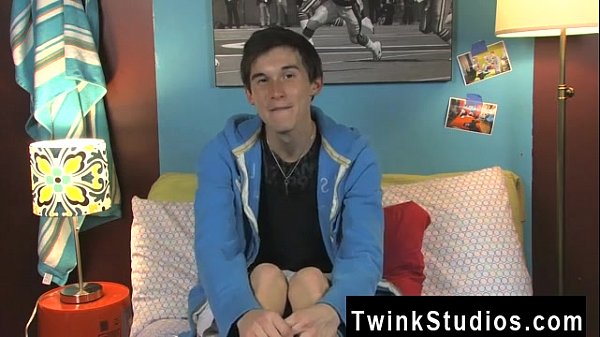 Der schwule Schwanz Skyelr Bleu gibt vor der Kamera ein Interview und er ist dabei